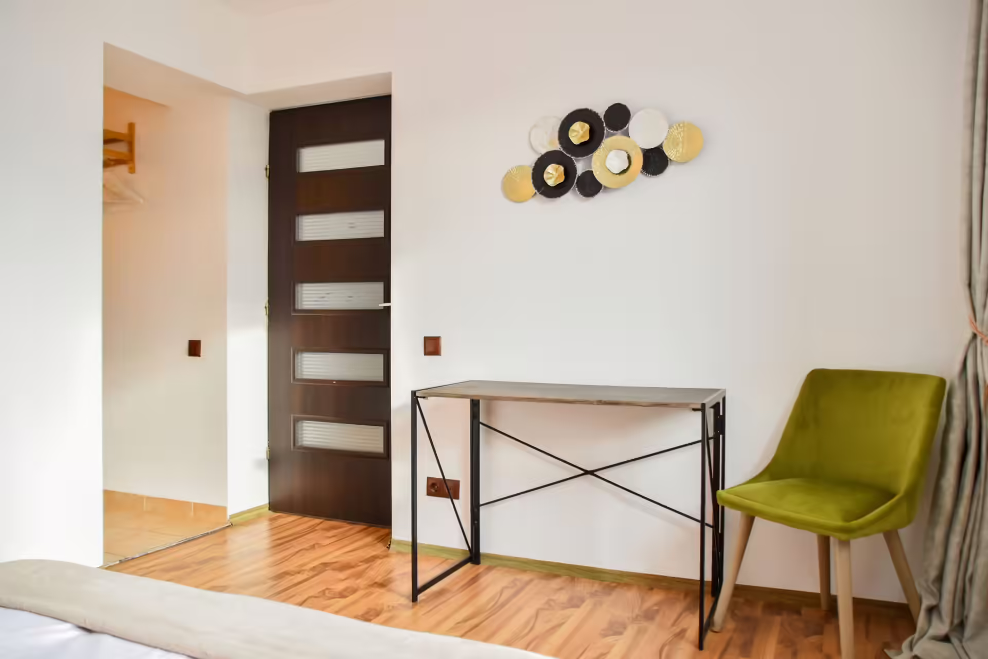 Colț de birou în camera de oaspeți de la Vila Mik Guesthouse Colț de birou în camera de oaspeți de la Vila Mik Guesthouse