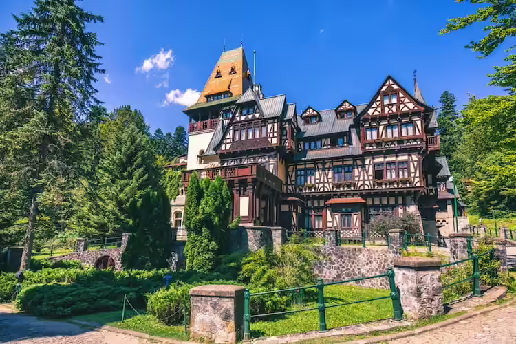 Castelul Pelișor din Sinaia, reședința Reginei Maria, într-o zi senină de vară Castelul Pelișor din Sinaia, reședința Reginei Maria, într-o zi senină de vară