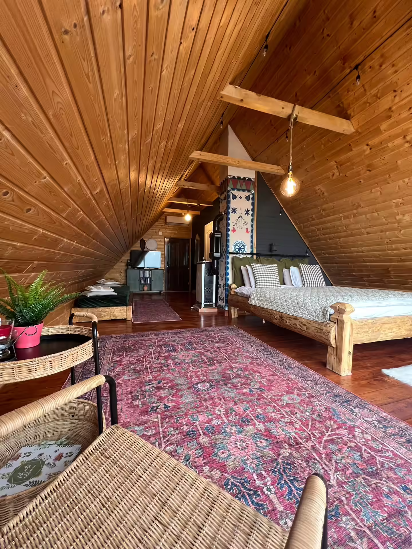 Dormitor cu două paturi în cabana din lemn de la La Noi La Munte, Mătișești Dormitor cu două paturi în cabana din lemn de la La Noi La Munte, Mătișești