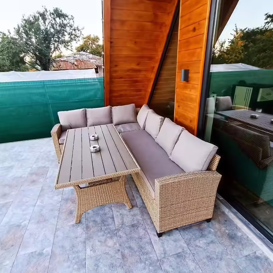 Terasă exterioară cu canapea lounge la Cabana A-frame Nis, Prahova Terasă exterioară cu canapea lounge la Cabana A-frame Nis, Prahova