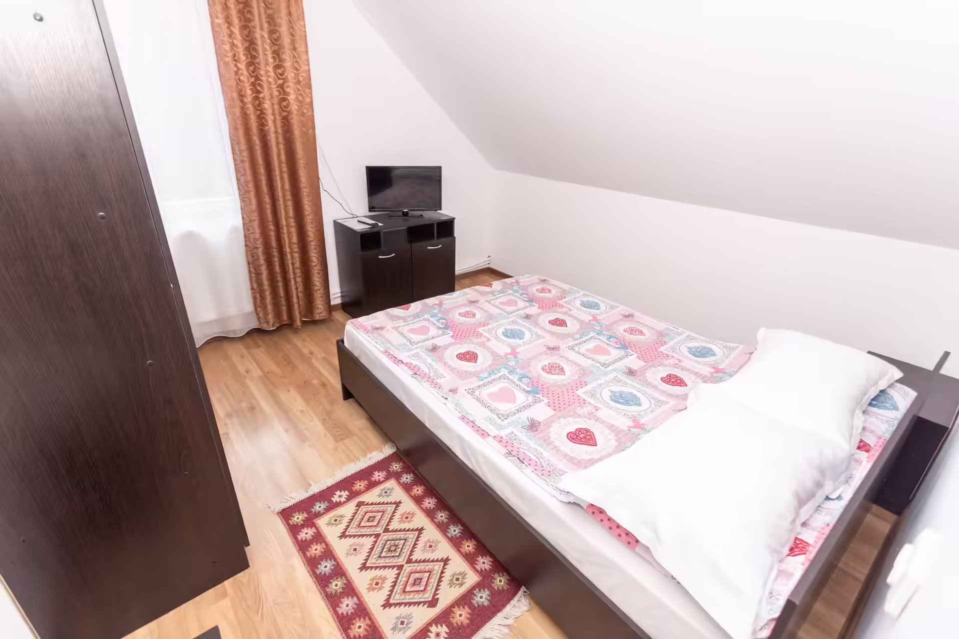 Cameră la mansardă cu două paturi la Casa Leu, Buzău Cameră la mansardă cu două paturi la Casa Leu, Buzău