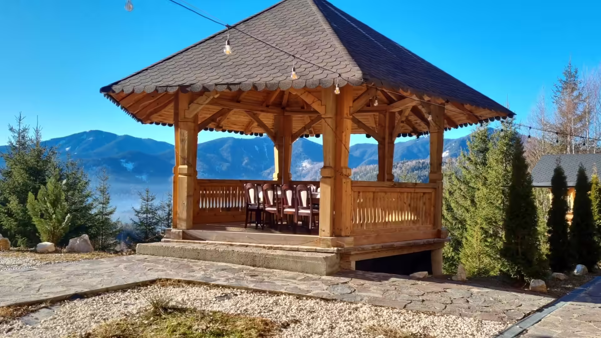 Foișor acoperit cu masă și zonă de grătar, cu vedere spre Valea Bistriței, Broșteni Foișor acoperit cu masă și zonă de grătar, cu vedere spre Valea Bistriței, Broșteni