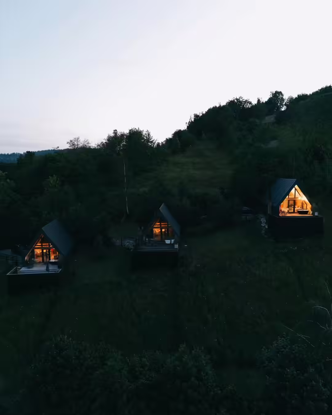 Ansamblul de cabane La Noi La Munte iluminat seara, comuna Horea, Alba Ansamblul de cabane La Noi La Munte iluminat seara, comuna Horea, Alba