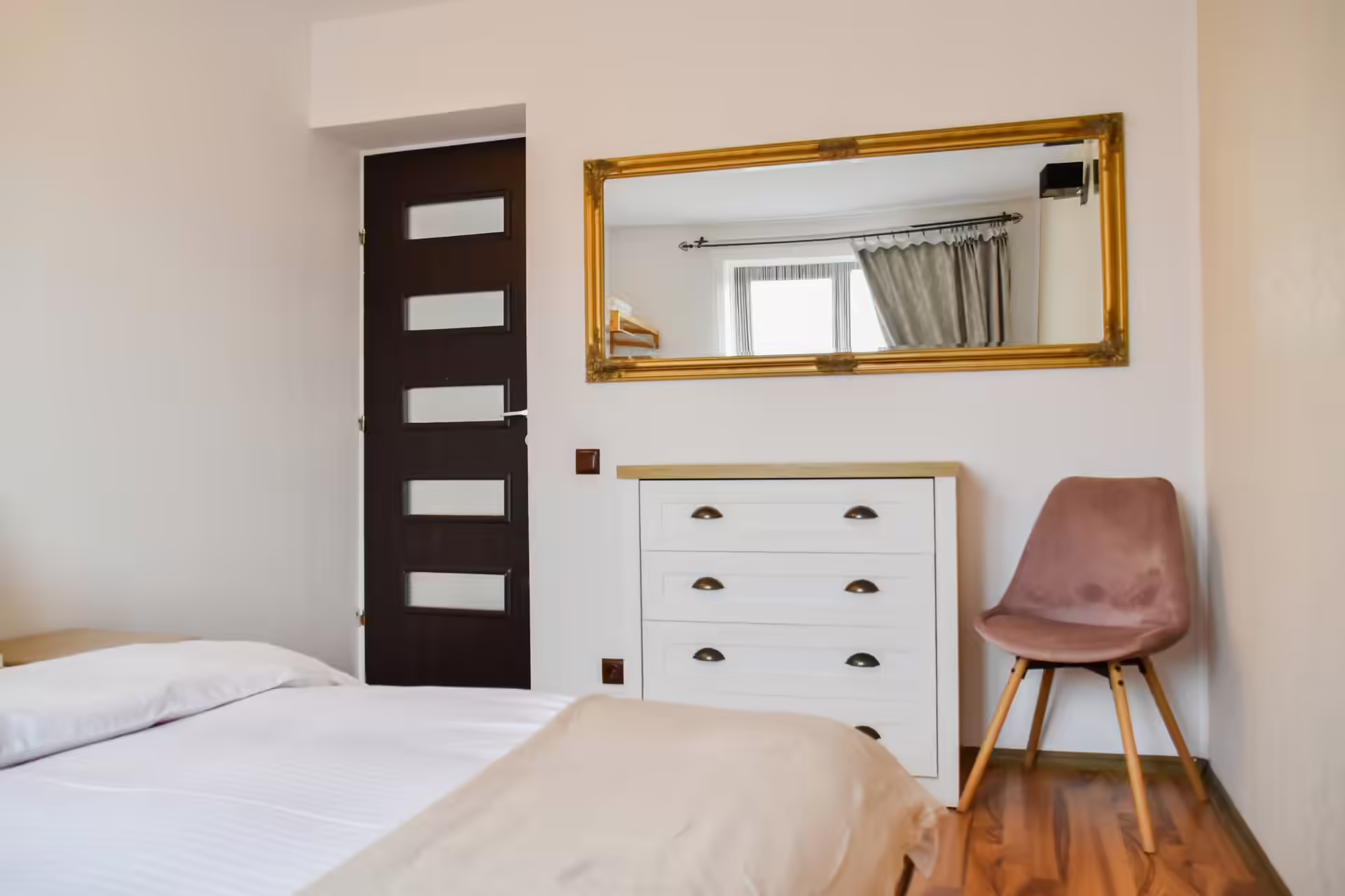 Cameră cu comodă albă și oglindă la Vila Mik Guesthouse Cameră cu comodă albă și oglindă la Vila Mik Guesthouse