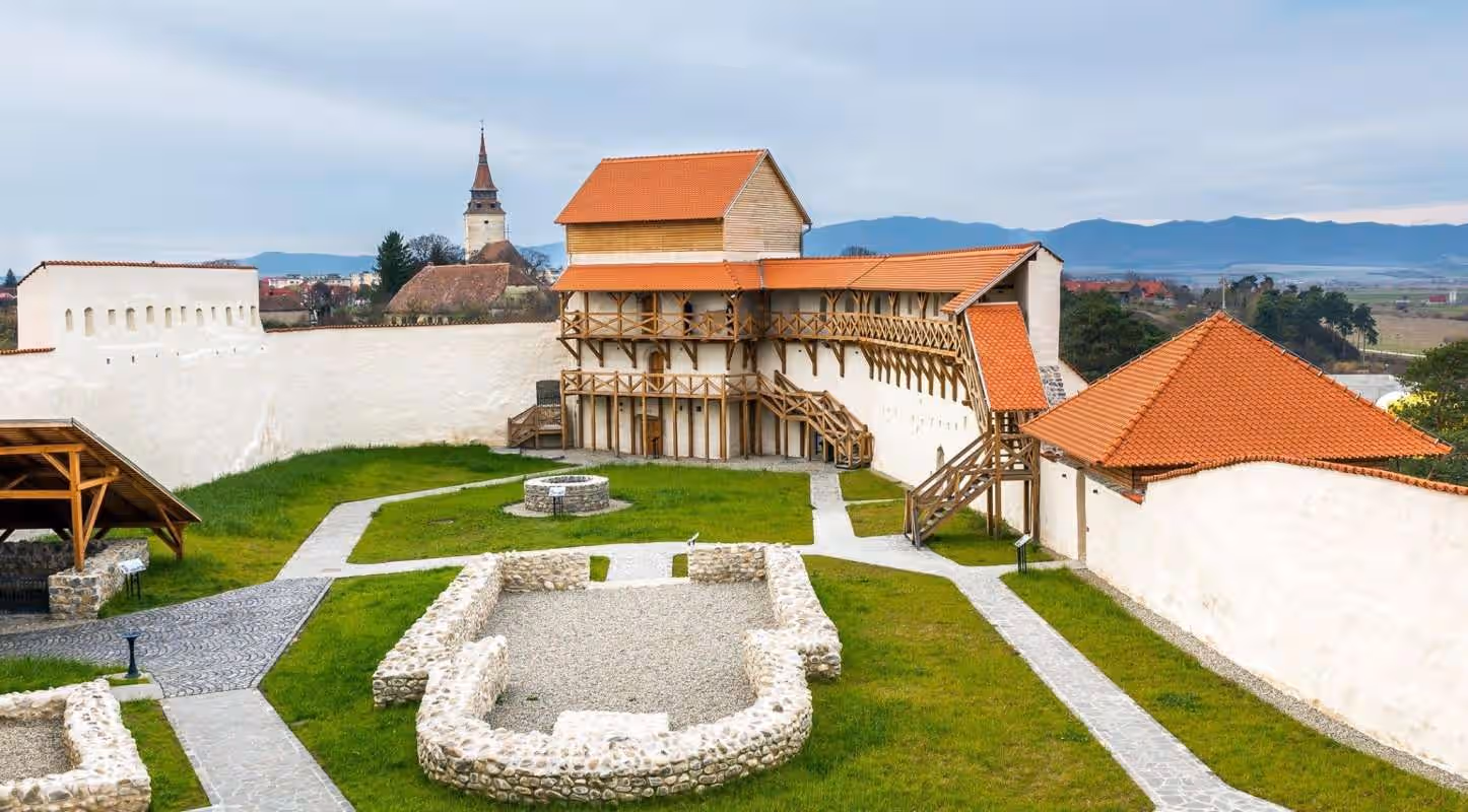 Curtea interioară a Cetății Feldioara cu fundațiile vechii capele Curtea interioară a Cetății Feldioara cu fundațiile vechii capele