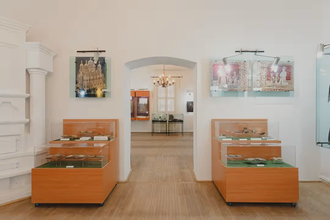Săli albe cu vitrine de obiecte istorice în Muzeul Casa Domnească Brebu
