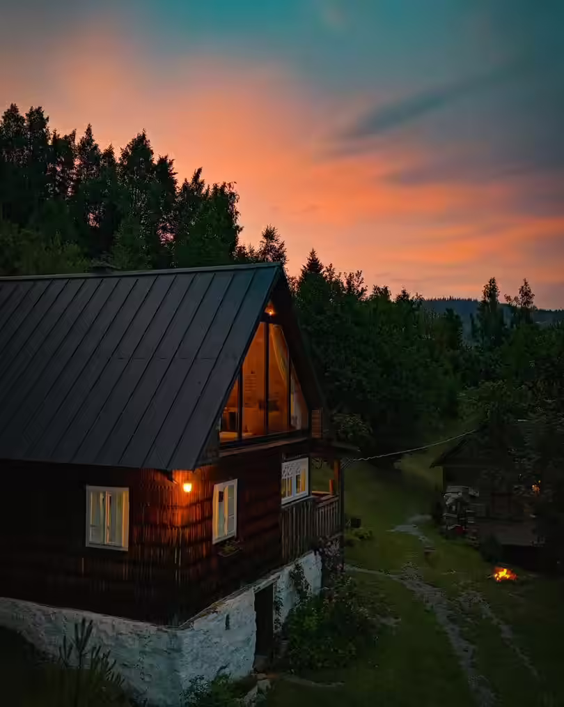 Cabană de munte la apus, în Munții Apuseni, La Noi La Munte, comuna Horea Cabană de munte la apus, în Munții Apuseni, La Noi La Munte, comuna Horea