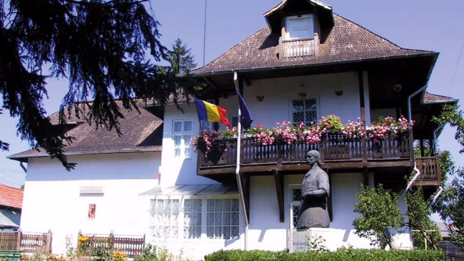 Casa memorială Nicolae Grigorescu din Câmpina cu cerdac și flori