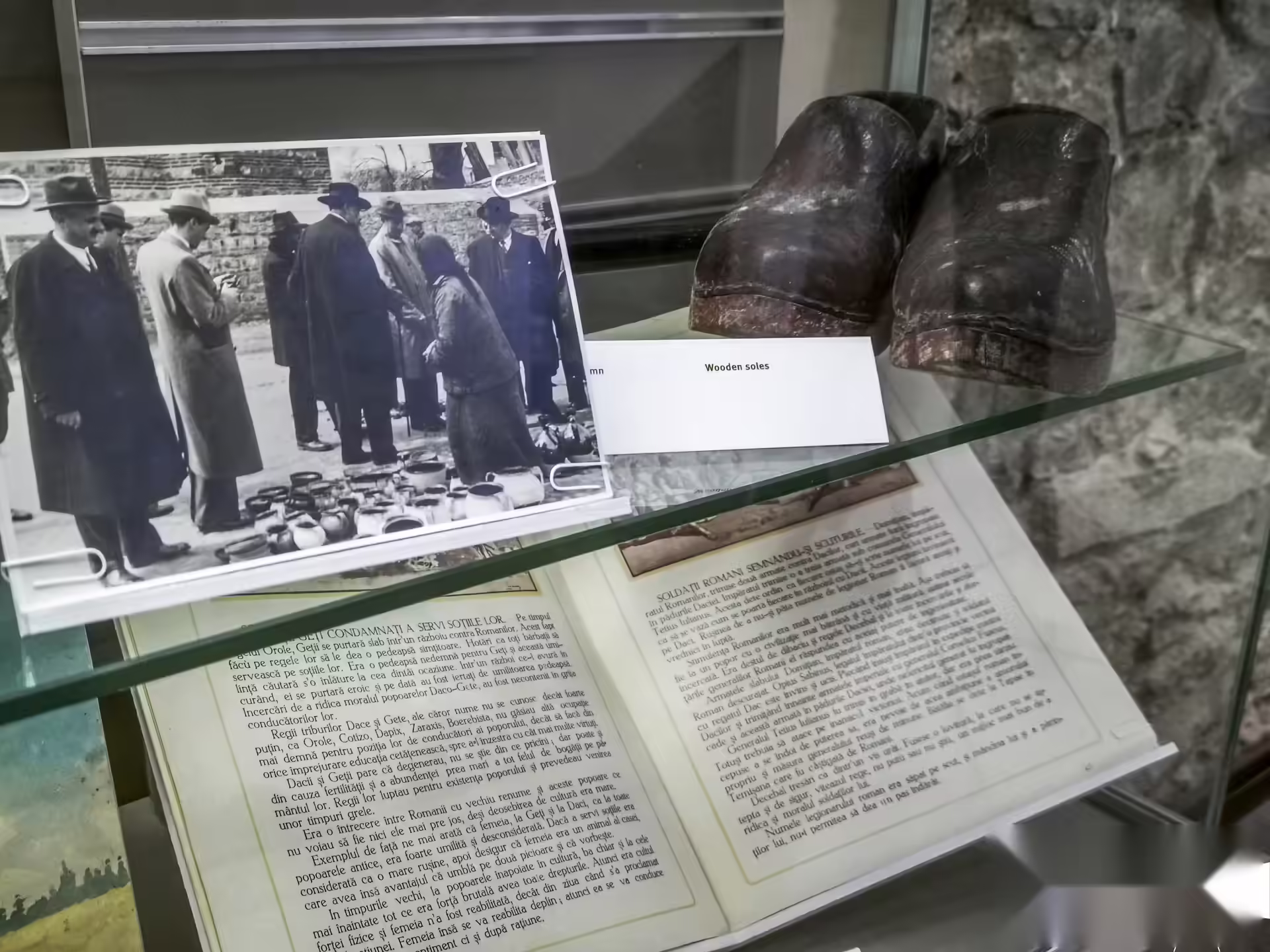 Fotografii și documente istorice expuse în Castelul Știrbey Sinaia