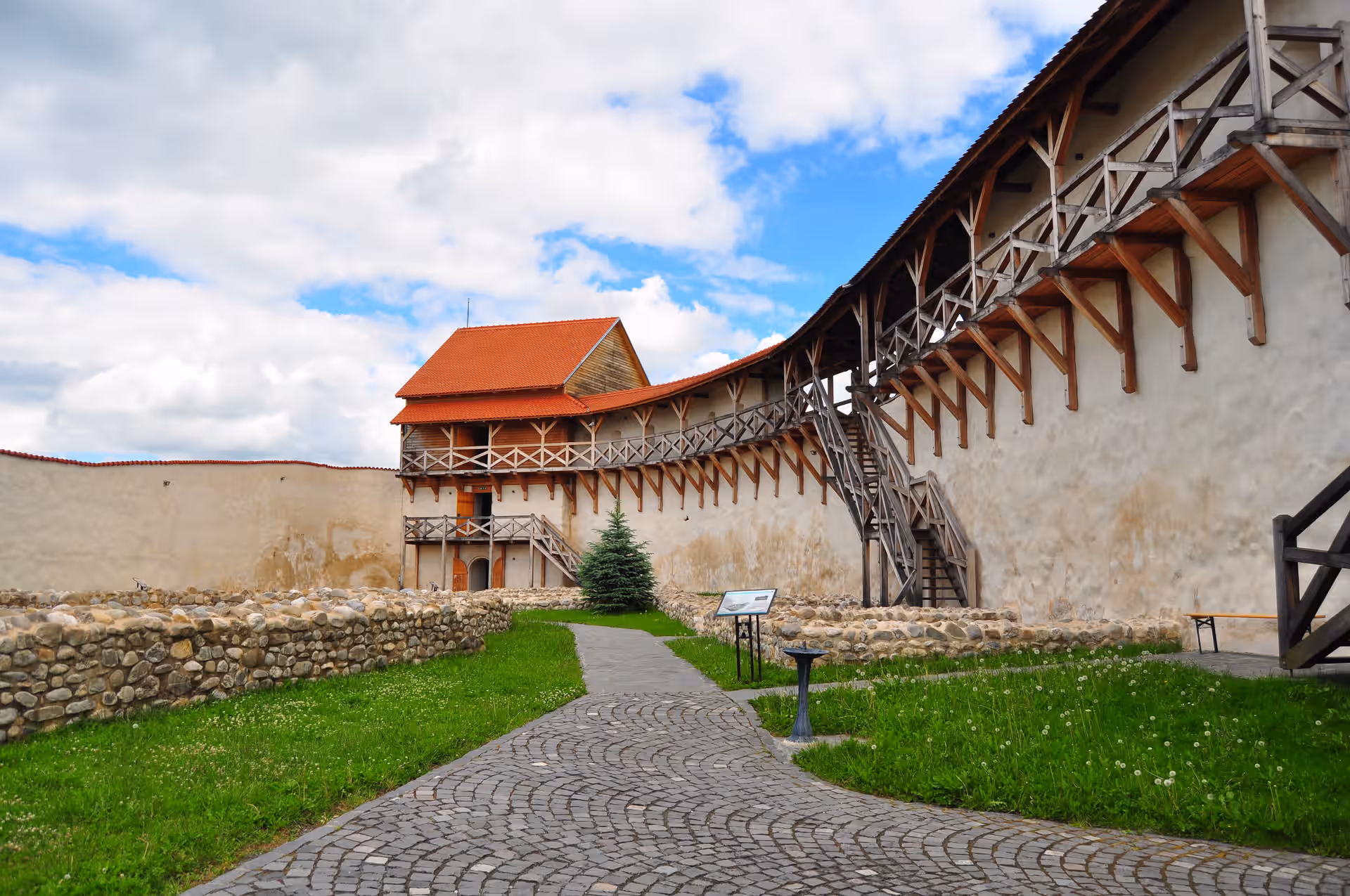 Aleea pavată și zidul cu galerie de lemn, Cetatea Feldioara Aleea pavată și zidul cu galerie de lemn, Cetatea Feldioara