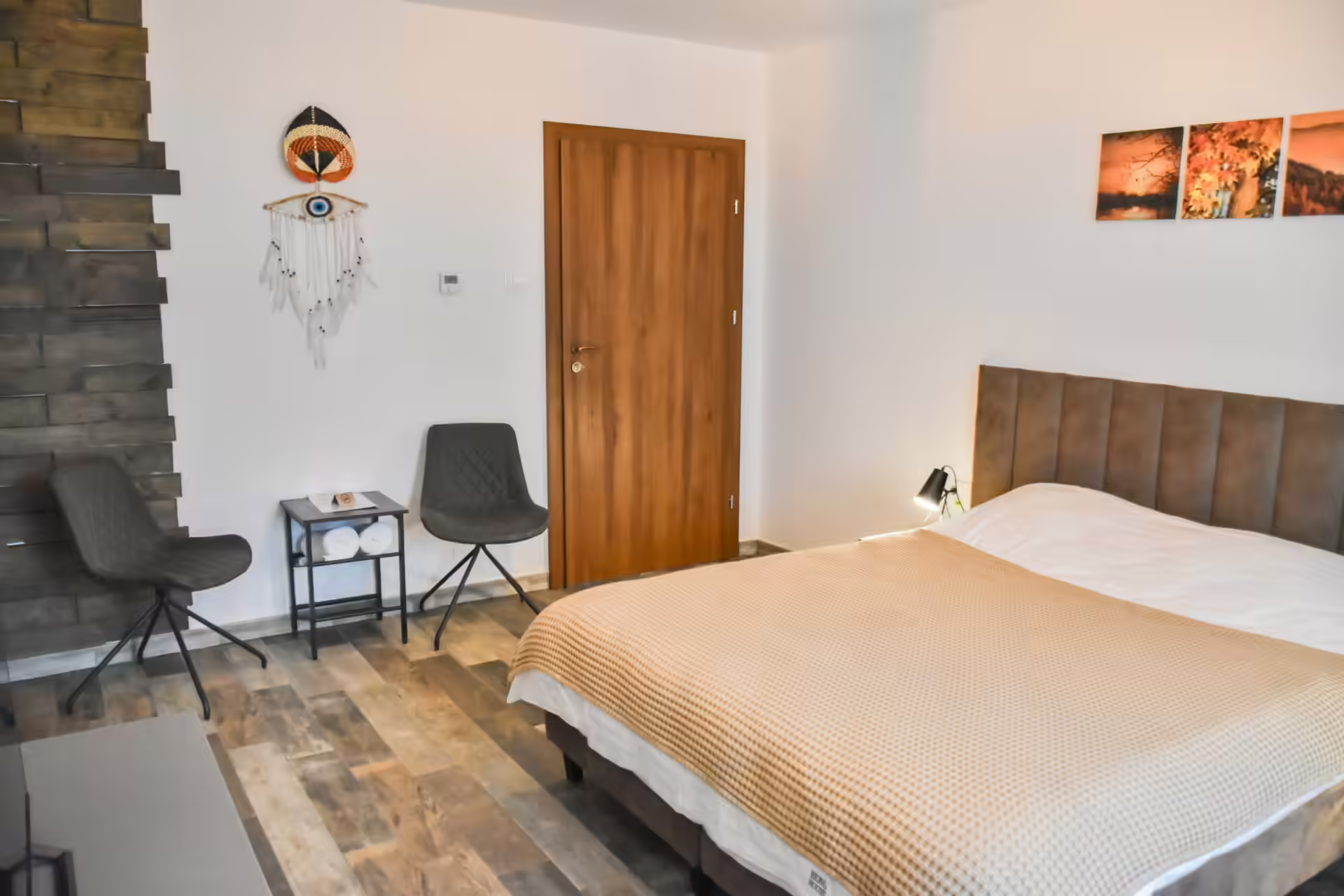 Dormitor cu perete decorativ din lemn și pat dublu la Berg House 31 Săcele Dormitor cu perete decorativ din lemn și pat dublu la Berg House 31 Săcele
