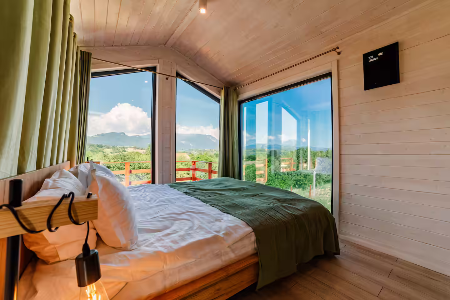 Dormitor cu vedere spre munți în cabana SkyAtlas Hideaway din Sohodol Dormitor cu vedere spre munți în cabana SkyAtlas Hideaway din Sohodol