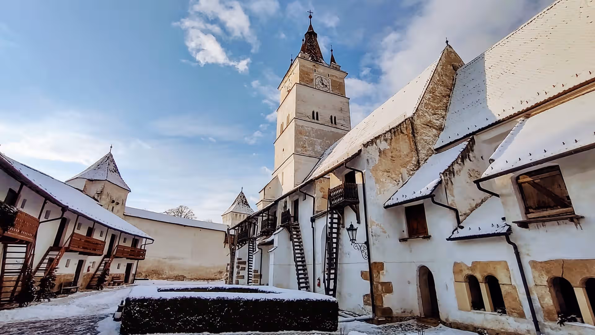 Biserica Fortificată Hărman iarna, cu zăpadă pe acoperișuri