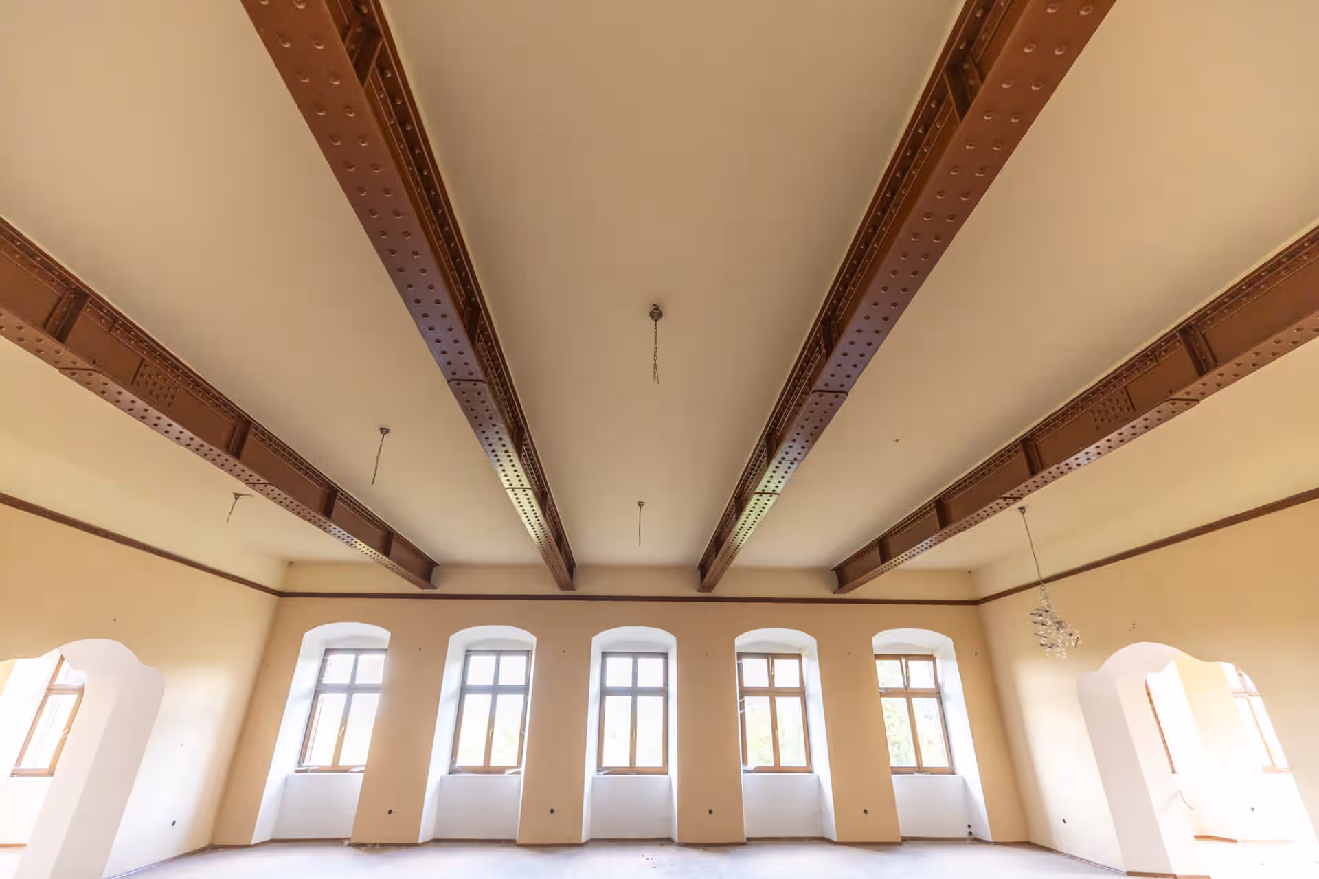 Sala interioară cu grinzi de lemn și ferestre arcuite, Castelul Brâncoveanu
