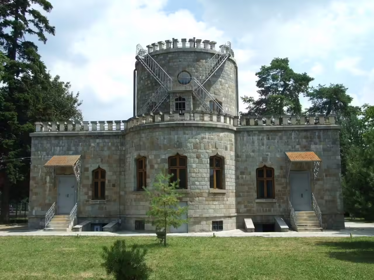 Castelul Iulia Hasdeu văzut din grădină, Muzeul Memorial B.P. Hasdeu Câmpina Castelul Iulia Hasdeu văzut din grădină, Muzeul Memorial B.P. Hasdeu Câmpina