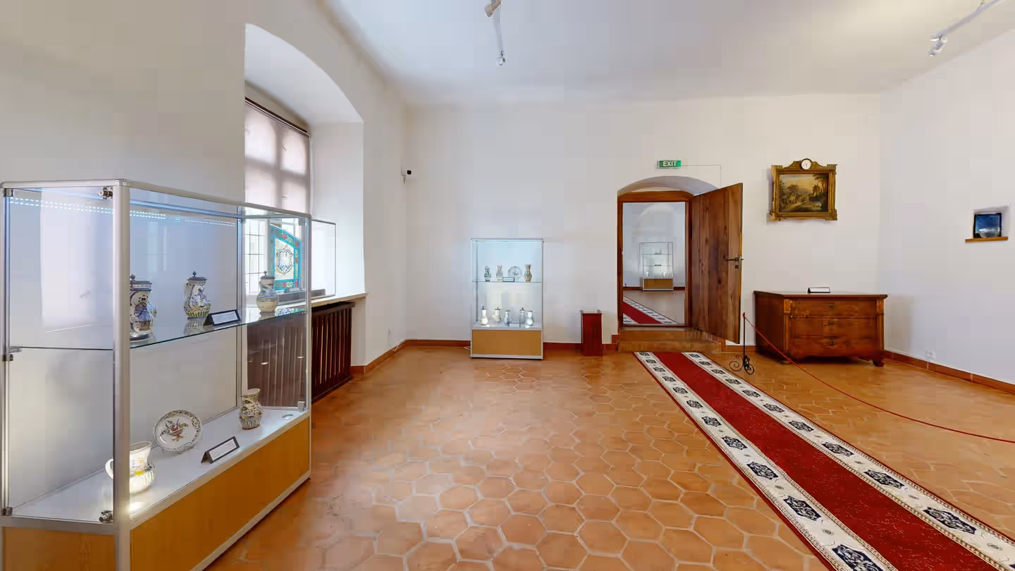 Sală de muzeu cu vitrine și mobilier istoric în Cetatea Făgăraș Sală de muzeu cu vitrine și mobilier istoric în Cetatea Făgăraș