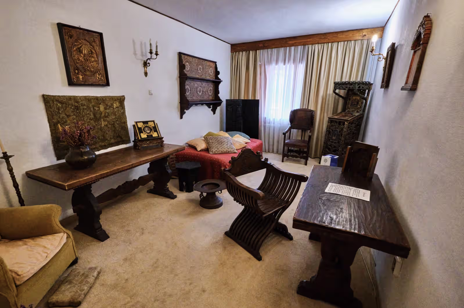 Cameră cu mobilier vechi din lemn și covoare tradiționale în Castelul Bran Cameră cu mobilier vechi din lemn și covoare tradiționale în Castelul Bran