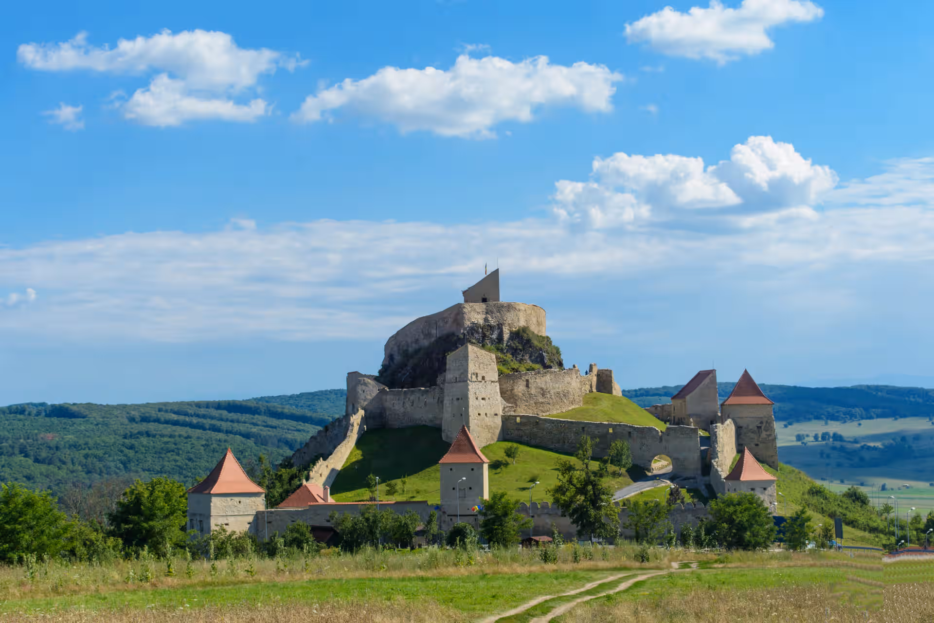 Cetatea Rupea pe dealul Cohalm într-o zi de vară