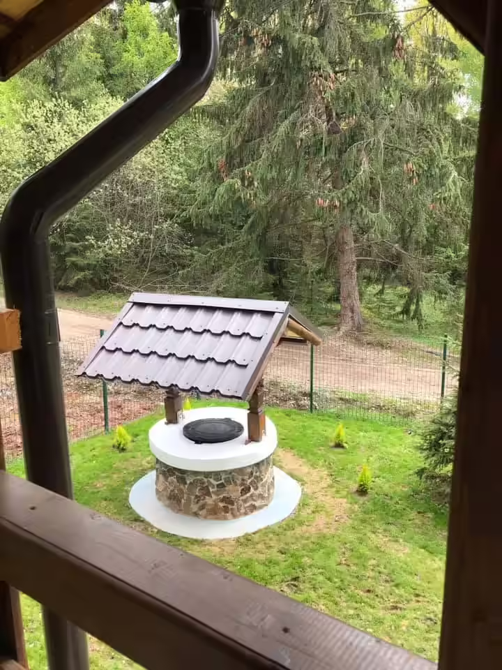 Vedere din balconul de la etaj spre curtea cu vatră de foc, Beliș