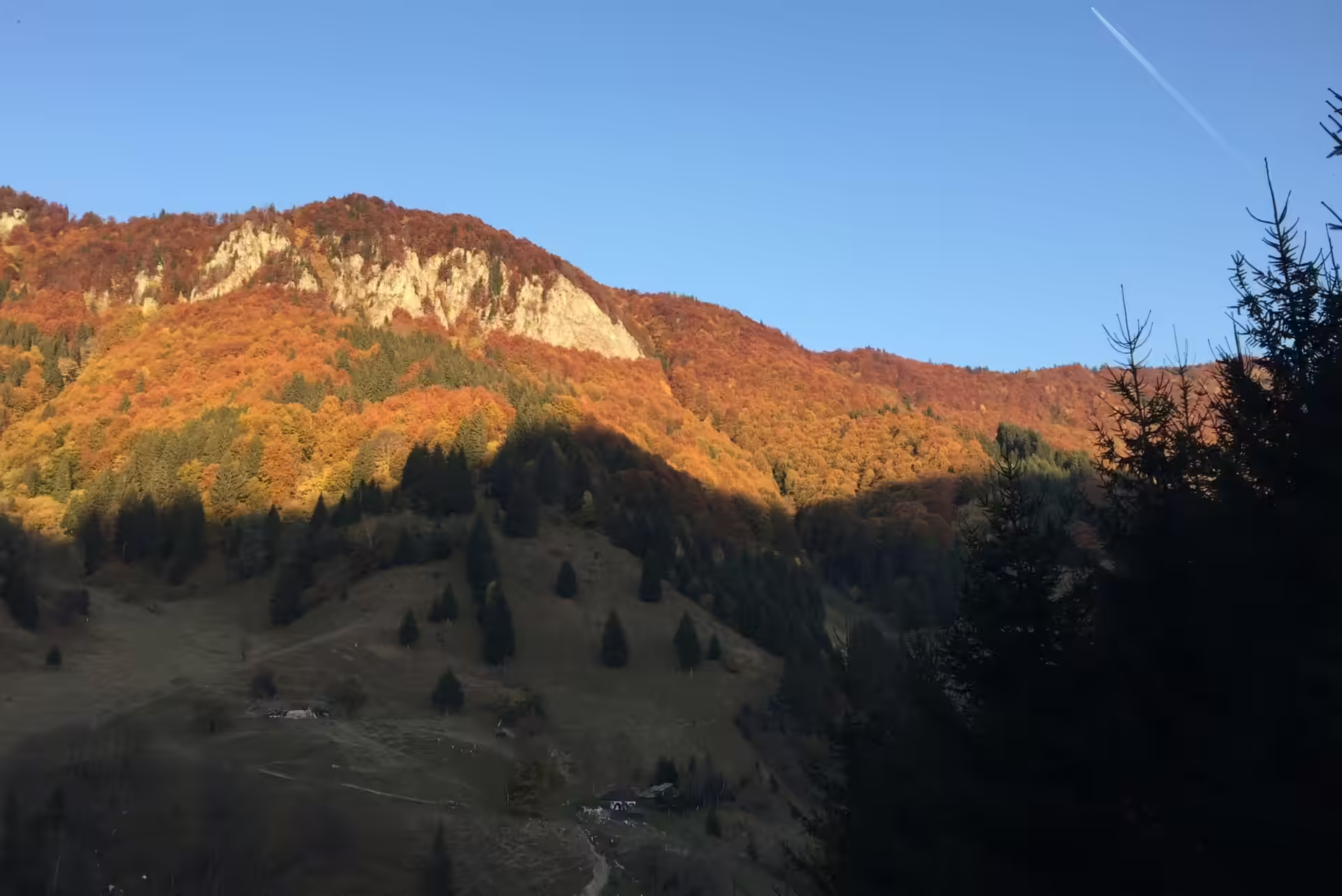 Crestele Pietrei Craiului la apus, aproape de Casa Haiducilor din Sătic, Argeș Crestele Pietrei Craiului la apus, aproape de Casa Haiducilor din Sătic, Argeș