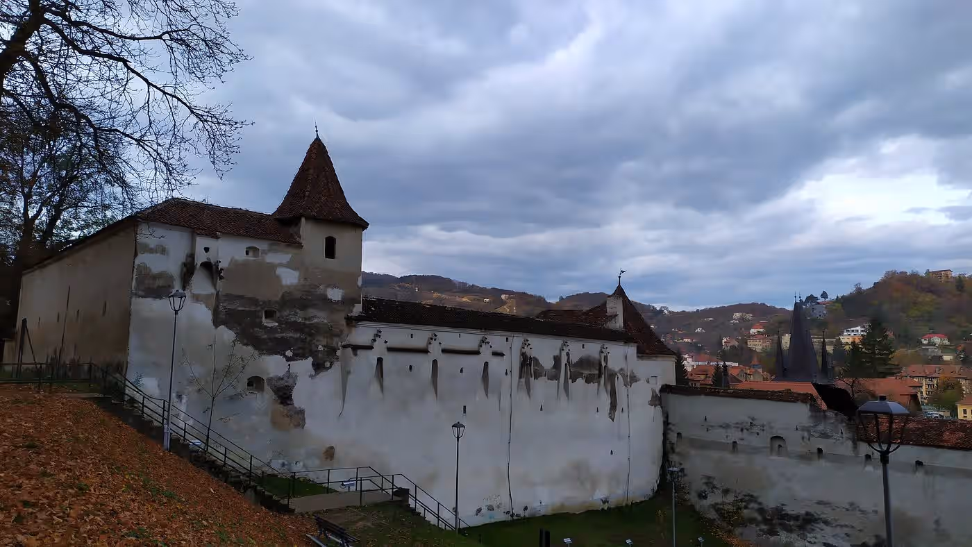 Bastionul Țesătorilor toamna, sub cer înnorat, Brașov