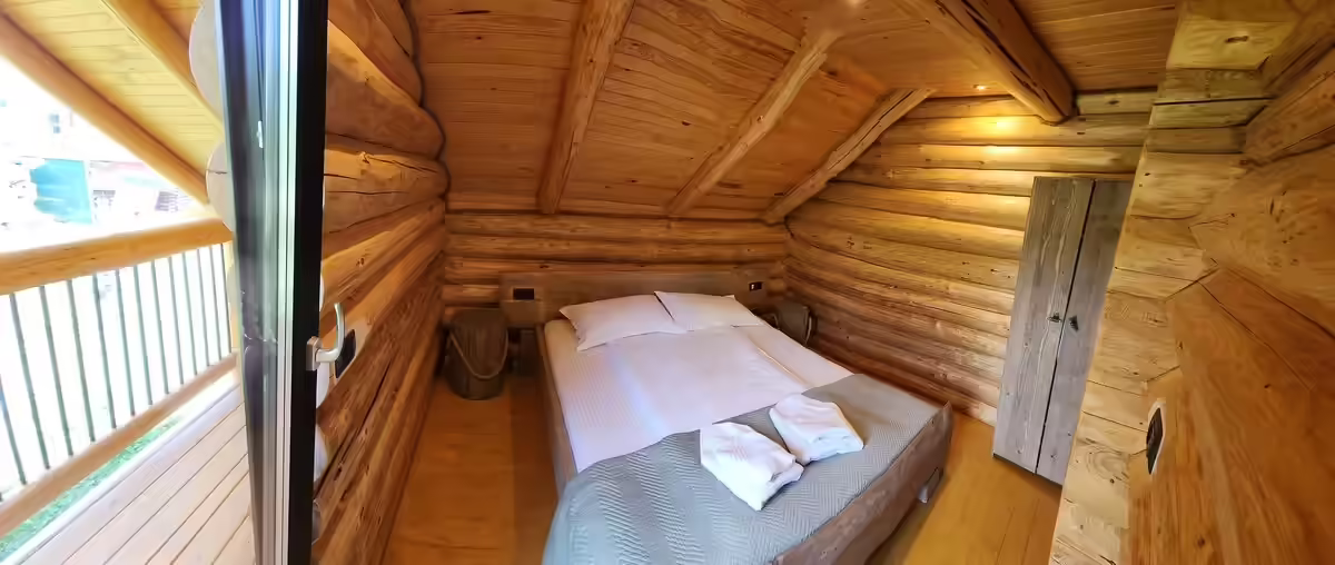 Dormitor cu vedere spre pădure la Cabana Cacica Hill, Suceava Dormitor cu vedere spre pădure la Cabana Cacica Hill, Suceava