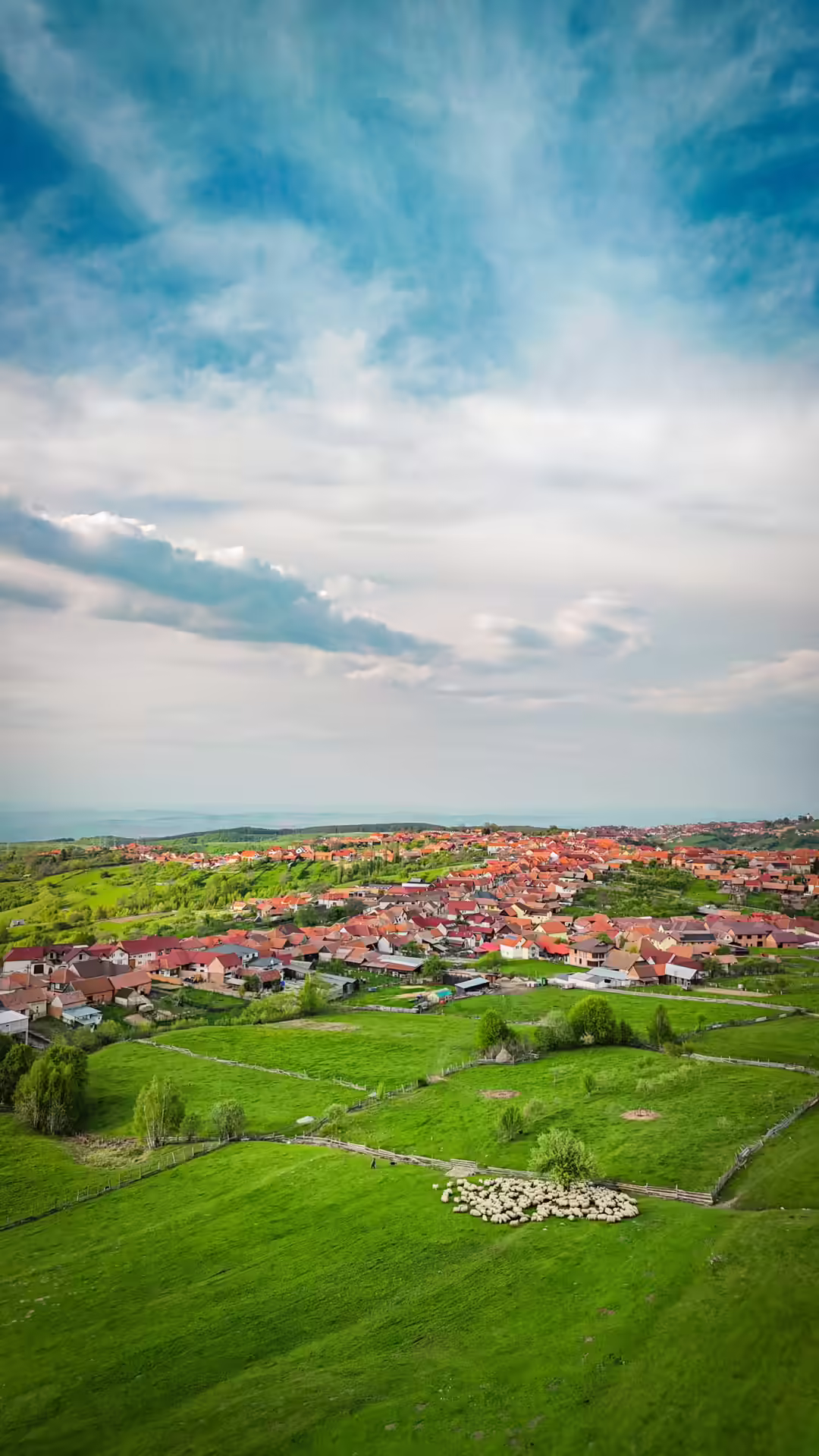 Vedere panoramică spre satul Jina din Mărginimea Sibiului