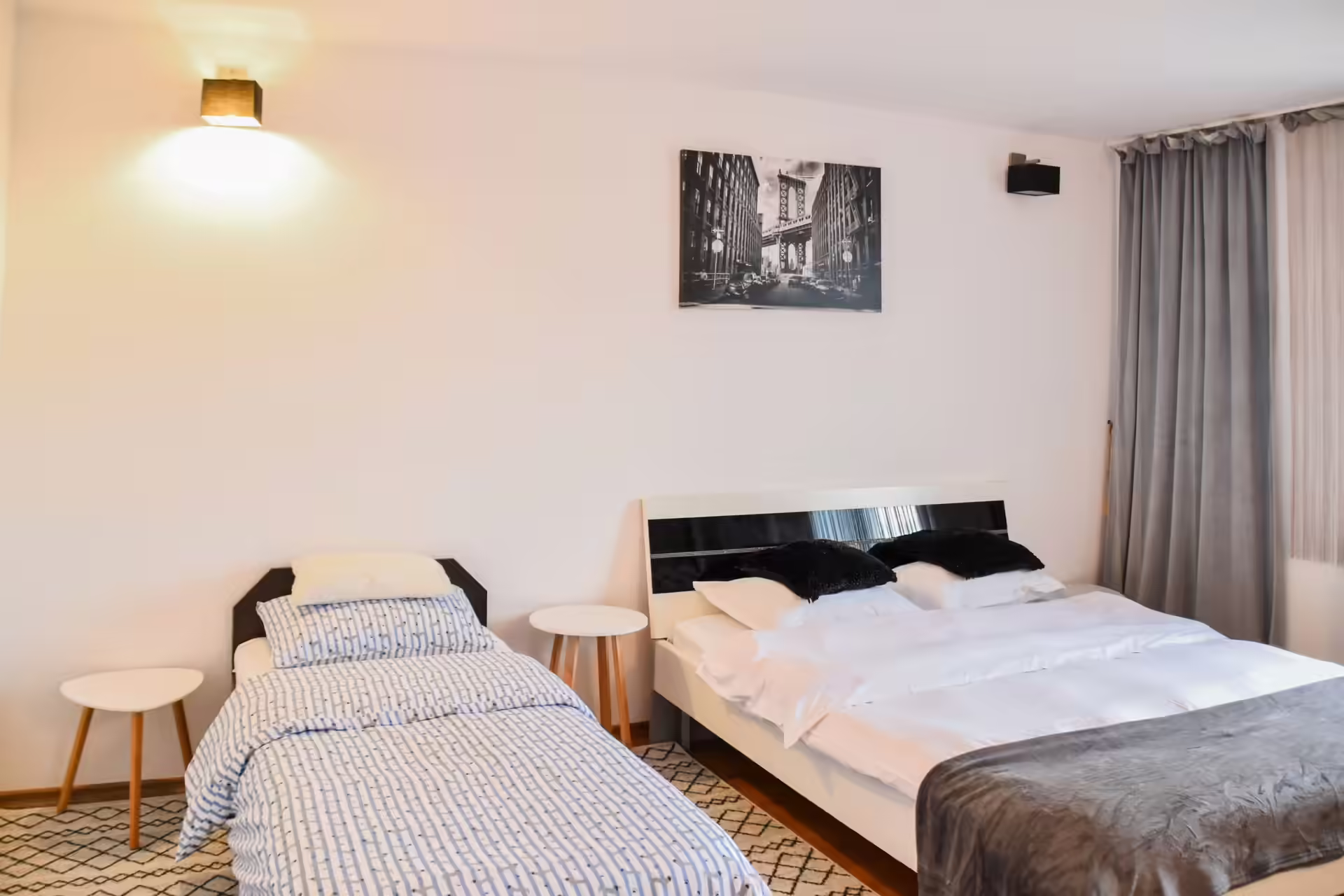 Cameră spațioasă cu două paturi la Vila Mik Guesthouse Cameră spațioasă cu două paturi la Vila Mik Guesthouse