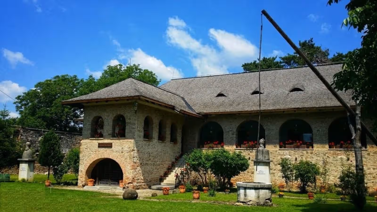 Muzeul Casa Domnească Brebu, casa lui Matei Basarab din piatră cu arcade și cumpăna fântânii