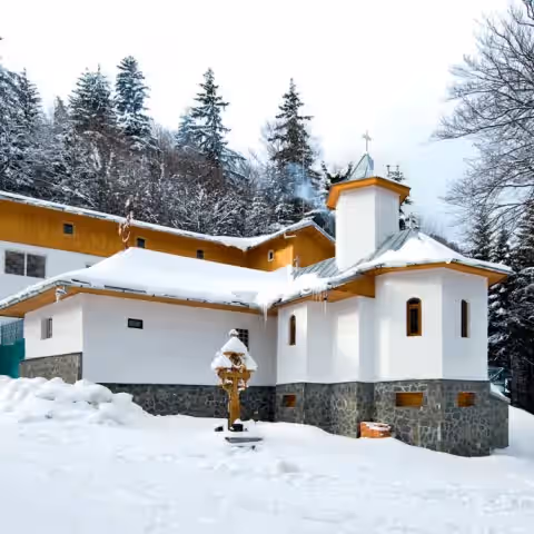 Schitul Sfânta Ana de la Cota 1400 iarna, acoperit de zăpadă
