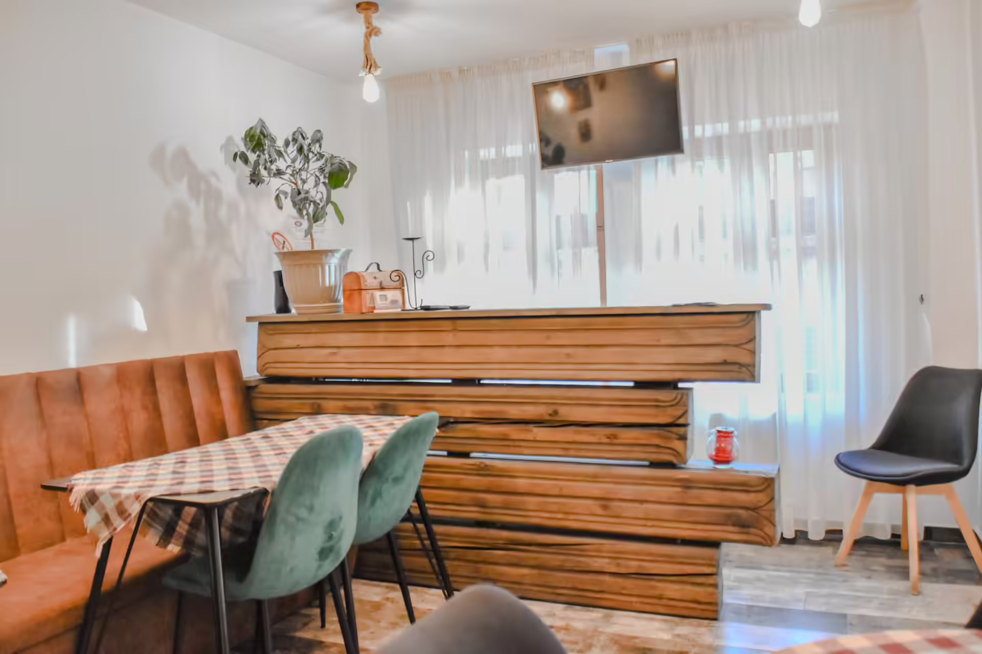 Zonă de luat masa cu șemineu din cărămidă și scaune din ratan la Berg House 31 Zonă de luat masa cu șemineu din cărămidă și scaune din ratan la Berg House 31