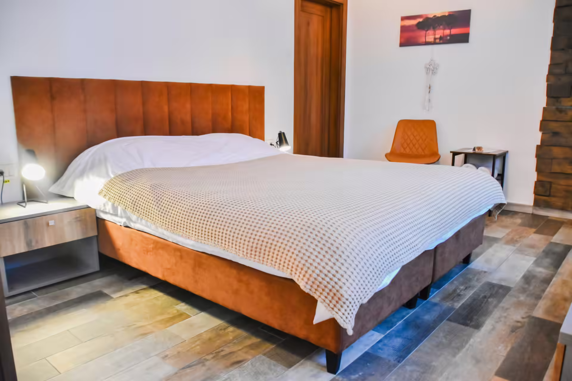 Dormitor luminos cu tăblie din lemn și pat matrimonial la Berg House 31 Dormitor luminos cu tăblie din lemn și pat matrimonial la Berg House 31