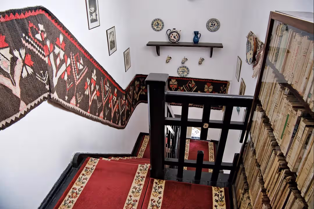 Scara interioară cu covor roșu și scoarțe în casa Cezar Petrescu Scara interioară cu covor roșu și scoarțe în casa Cezar Petrescu