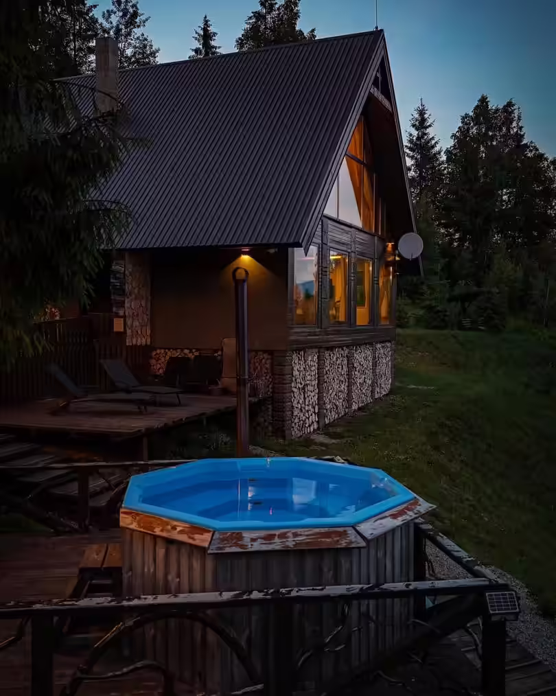 Cabană cu ciubăr încălzit pe lemne, seara, la La Noi La Munte, Munții Apuseni Cabană cu ciubăr încălzit pe lemne, seara, la La Noi La Munte, Munții Apuseni