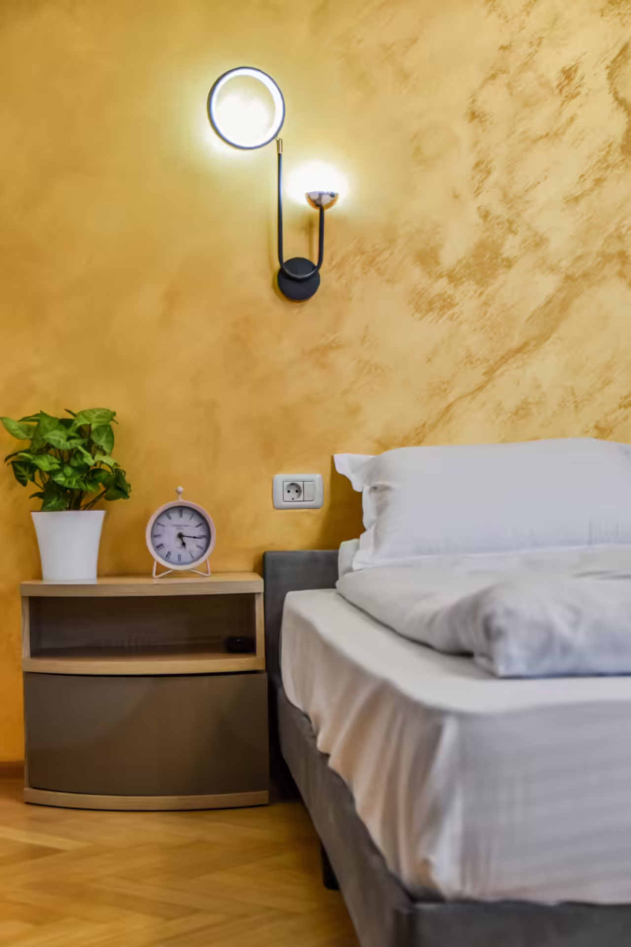 Detaliu cu noptieră și lampă de perete la Random House Detaliu cu noptieră și lampă de perete la Random House