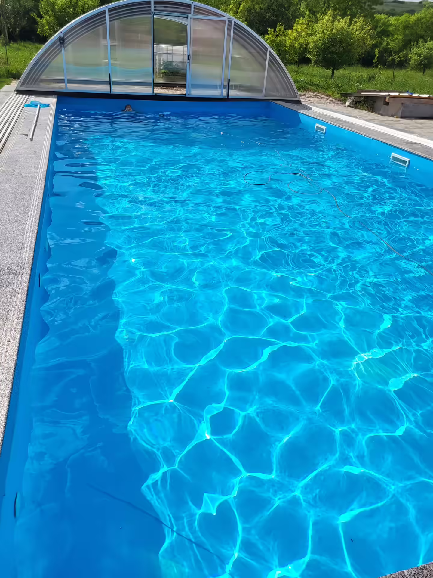 Apa turcoaz a piscinei acoperite de la Casa Ema & Sofi, utilizabilă tot anul Apa turcoaz a piscinei acoperite de la Casa Ema & Sofi, utilizabilă tot anul