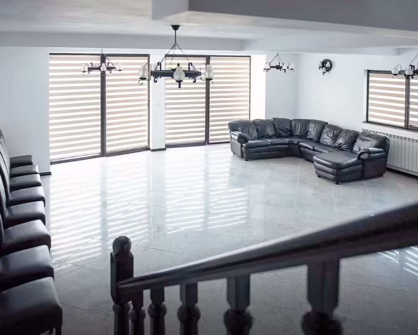 Salon comun cu masă lungă pentru grupuri la Casa Florus Salon comun cu masă lungă pentru grupuri la Casa Florus