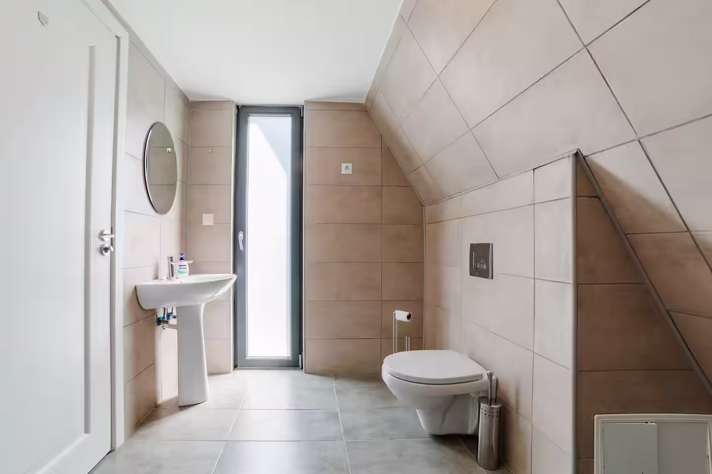 Baie curată cu lavoar și acces spre exterior în cabana SkyAtlas Hideaway Baie curată cu lavoar și acces spre exterior în cabana SkyAtlas Hideaway