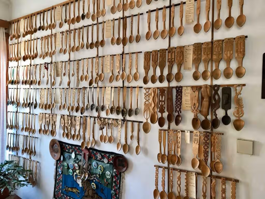 Colecția de Linguri de Lemn Ioan Țugui din Câmpulung Moldovenesc, România, fotografia 6 Colecția de Linguri de Lemn Ioan Țugui din Câmpulung Moldovenesc, România, fotografia 6