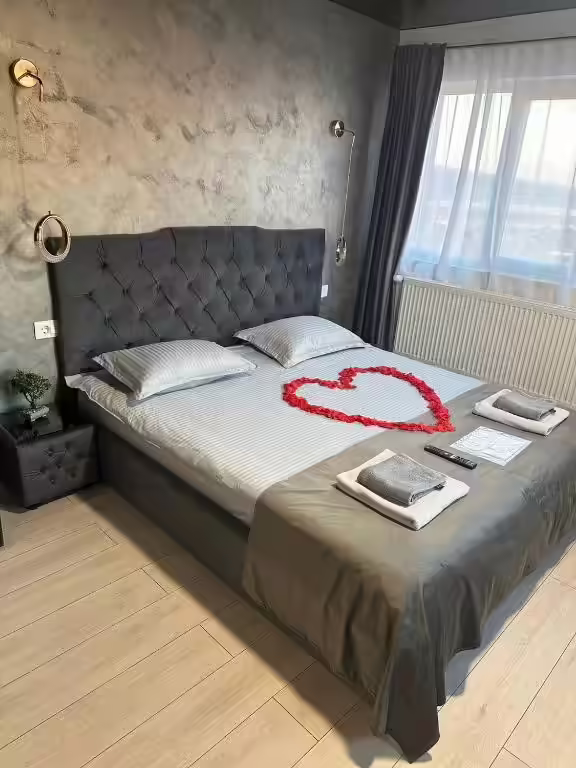 Cameră matrimonială cu pat dublu la Cabana Ursu, Lețcani Cameră matrimonială cu pat dublu la Cabana Ursu, Lețcani