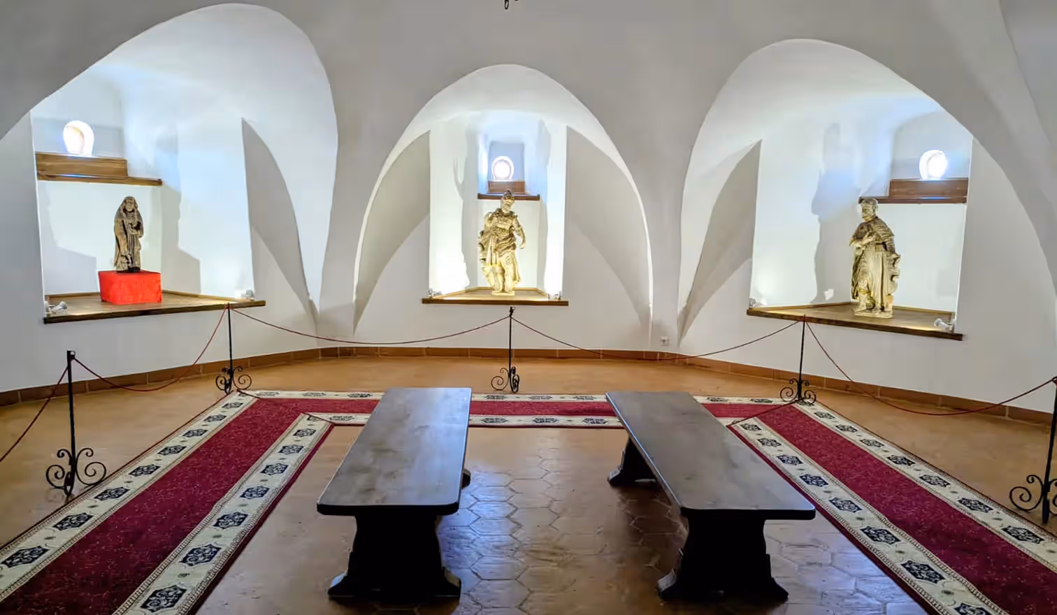 Sală boltită cu statui religioase și bănci din lemn, Cetatea Făgăraș Sală boltită cu statui religioase și bănci din lemn, Cetatea Făgăraș
