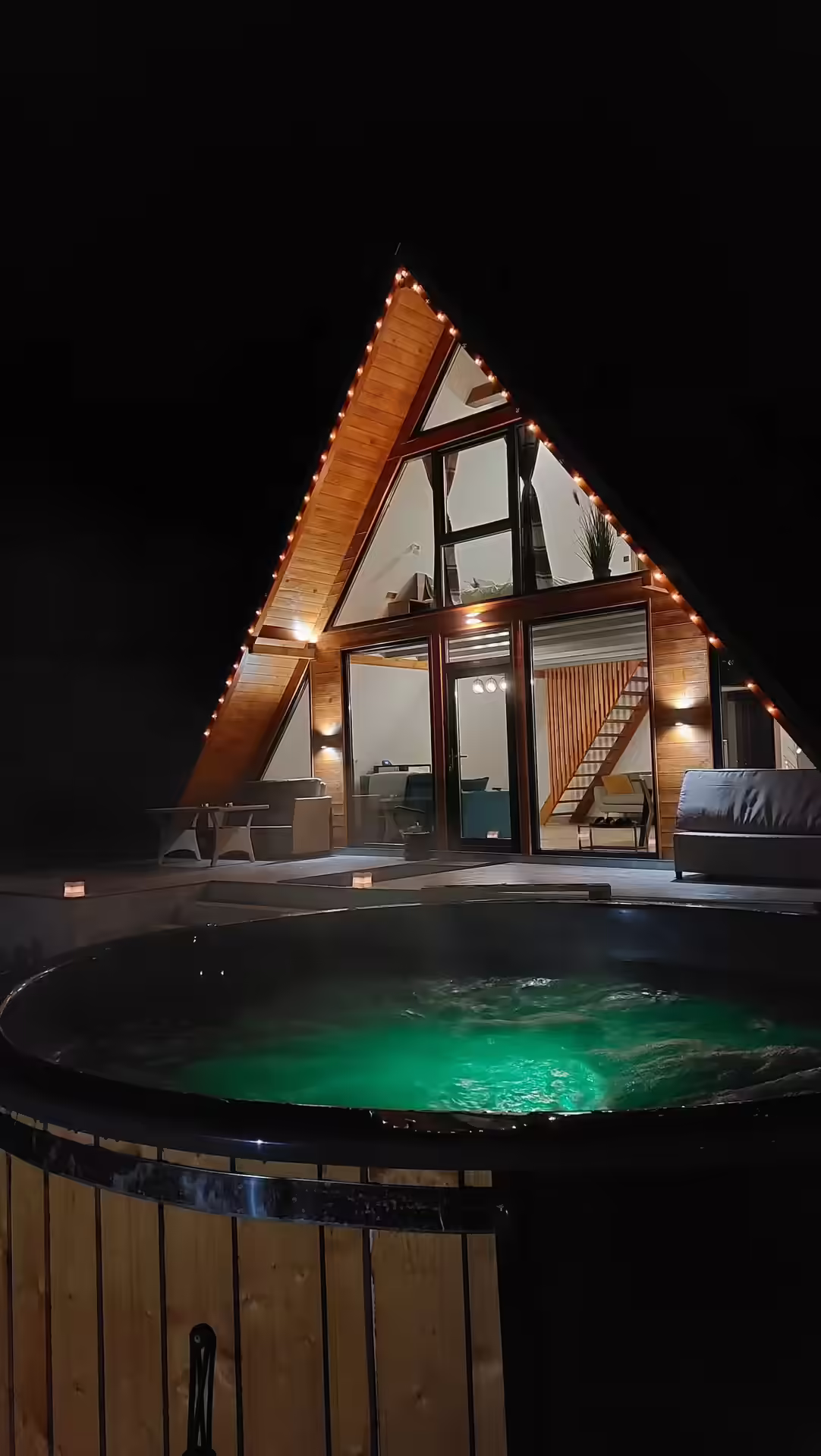 Ciubăr exterior iluminat noaptea la Cabana A-frame Nis, Prahova Ciubăr exterior iluminat noaptea la Cabana A-frame Nis, Prahova