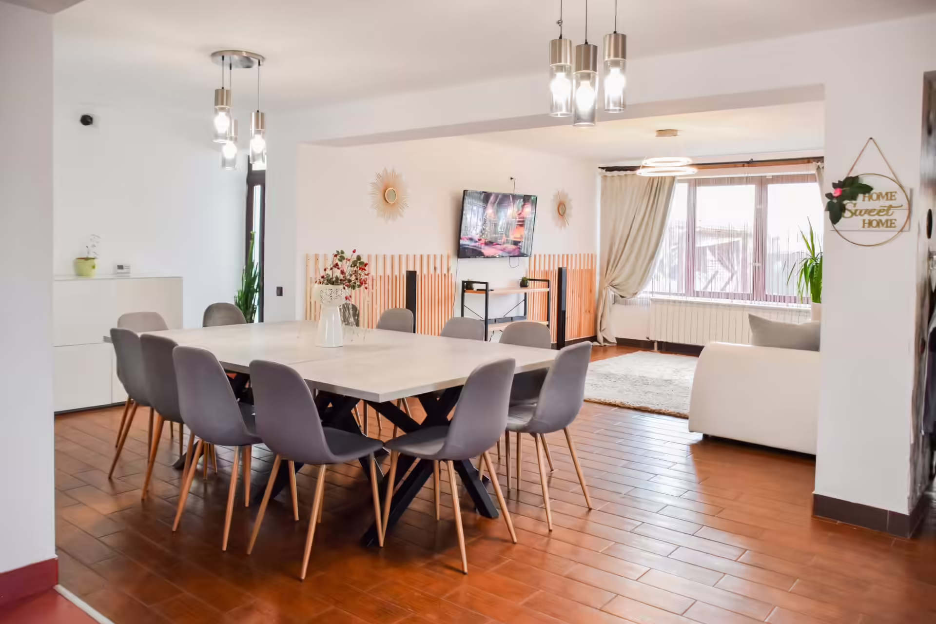 Sufragerie cu masă pentru opt persoane la Vila Mik Guesthouse Sufragerie cu masă pentru opt persoane la Vila Mik Guesthouse