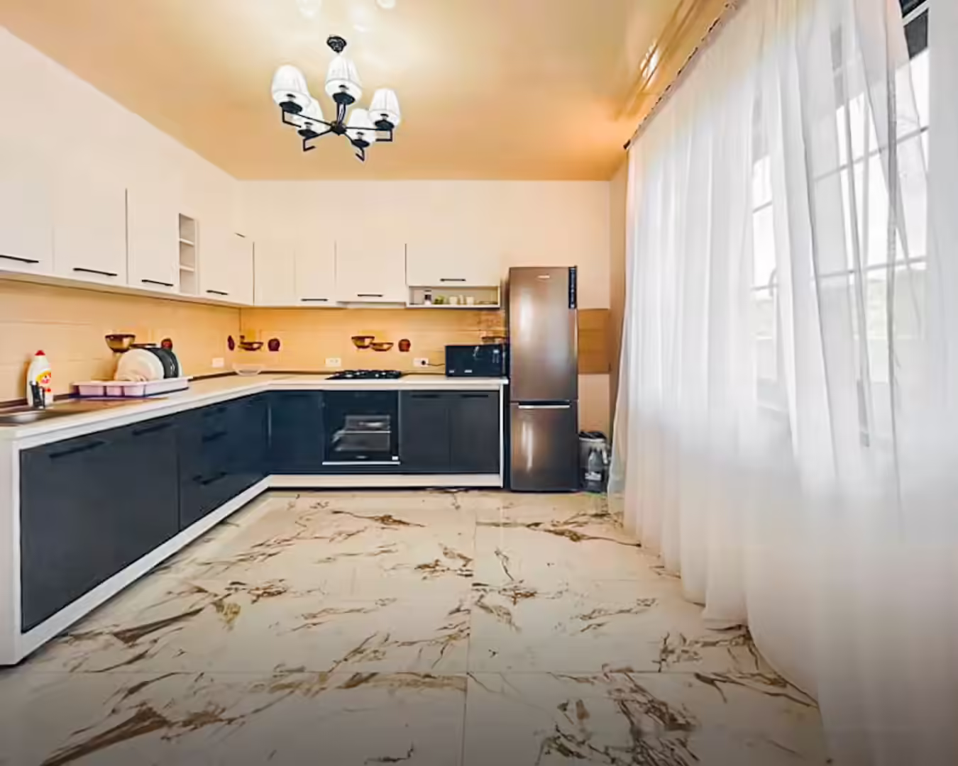 Bucătărie cu frigider și mobilier nou la Vila Kalibu