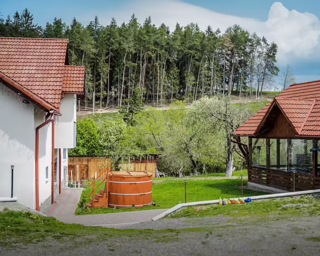 Curte cu ciubăr și foișor acoperit la Cabana La Bontu Curte cu ciubăr și foișor acoperit la Cabana La Bontu