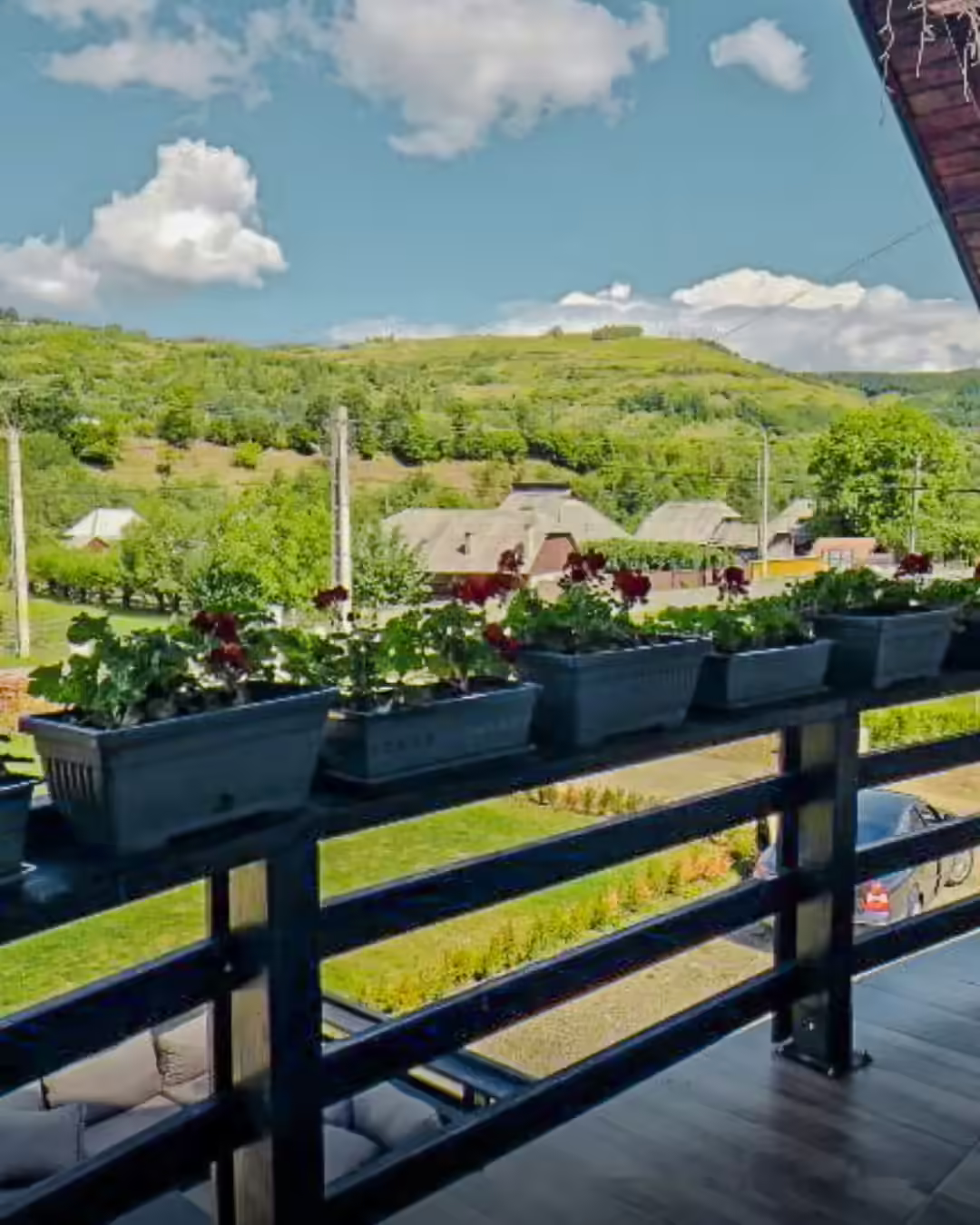Vedere de pe balconul Casei Florus spre dealurile Izei Vedere de pe balconul Casei Florus spre dealurile Izei