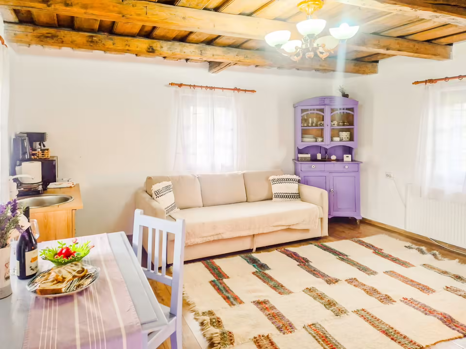 Zonă de luat masa cu canapea la Casa cu Lavandă Zonă de luat masa cu canapea la Casa cu Lavandă