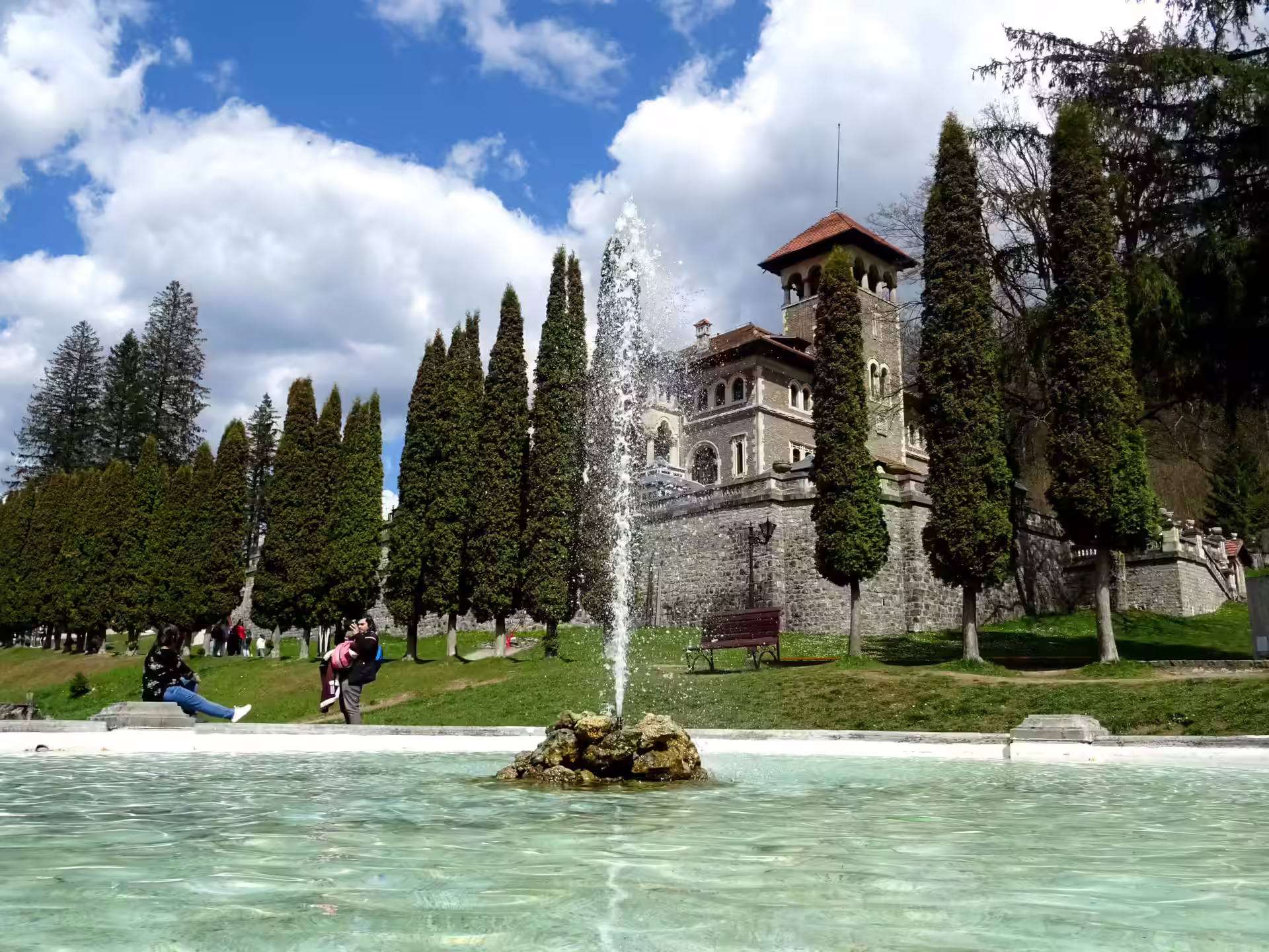 Fântâna arteziană din fața Castelului Cantacuzino