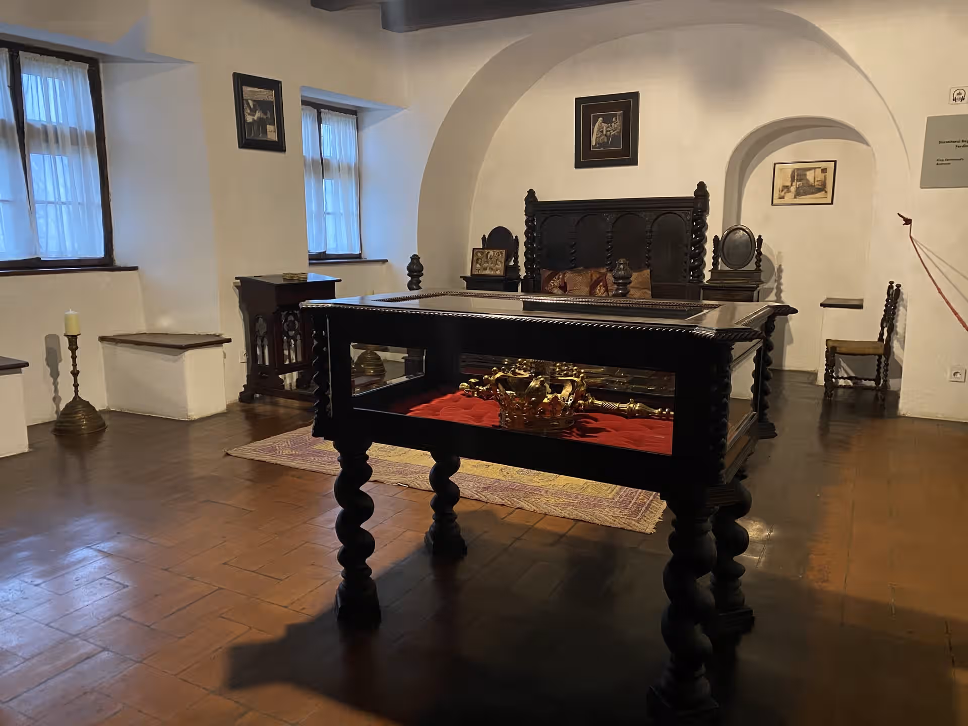 Salon cu masă sculptată din lemn și tablouri în Castelul Bran Salon cu masă sculptată din lemn și tablouri în Castelul Bran