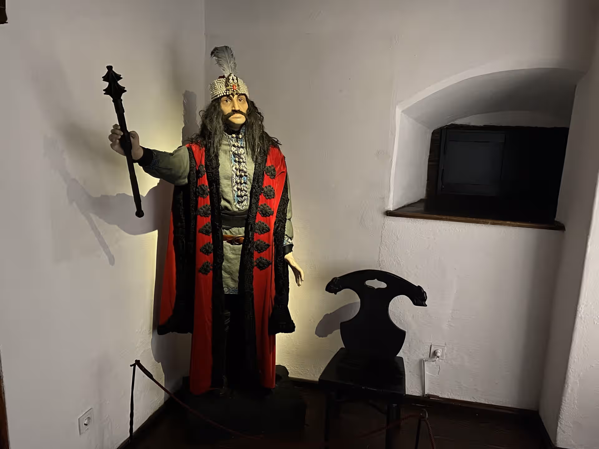 Statuia lui Vlad Țepeș în costum roșu, expusă în Castelul Bran Statuia lui Vlad Țepeș în costum roșu, expusă în Castelul Bran